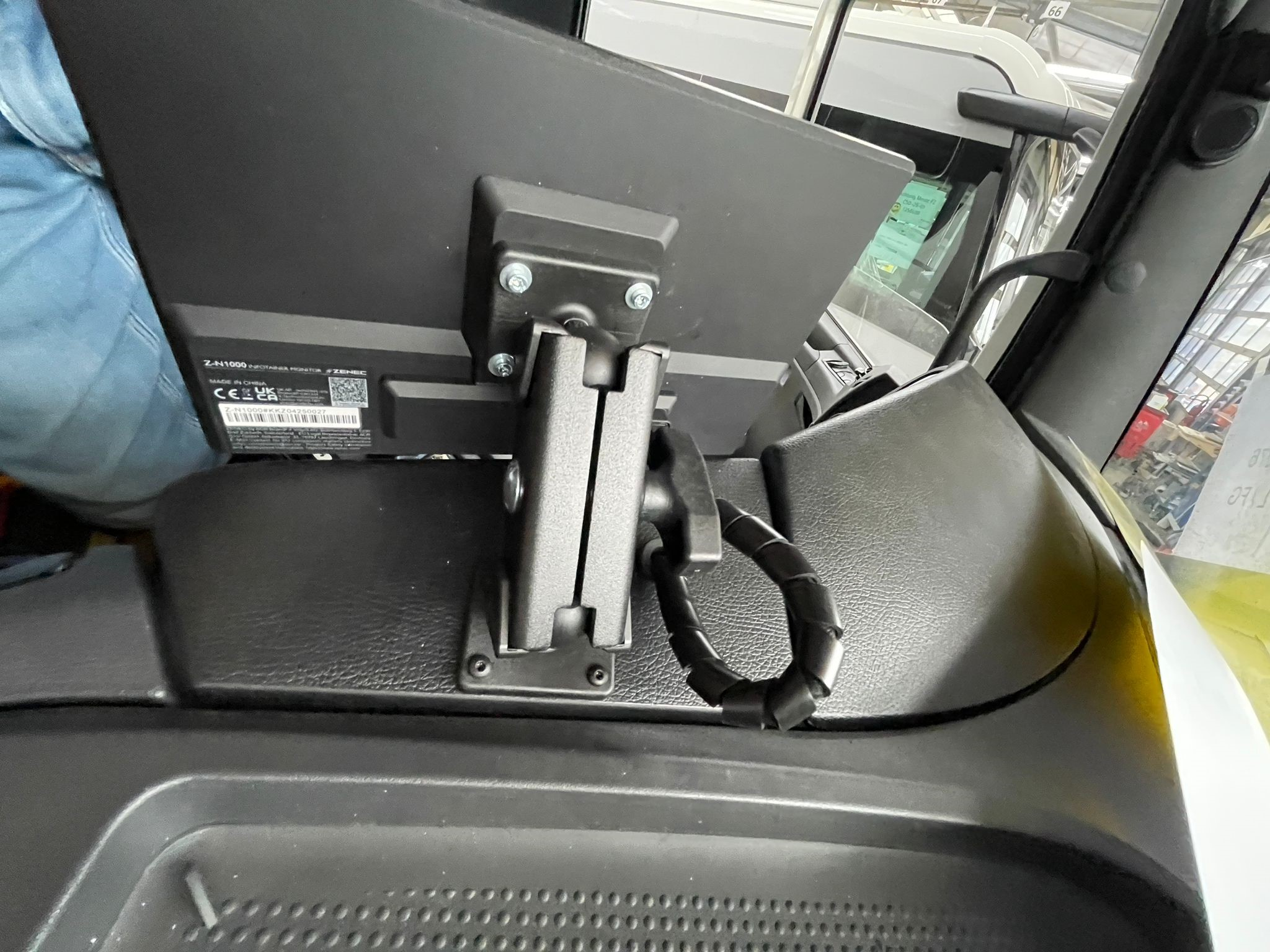 ARAT BIGmount Halter mit 64 mm Arm für Zenec Z-N1000